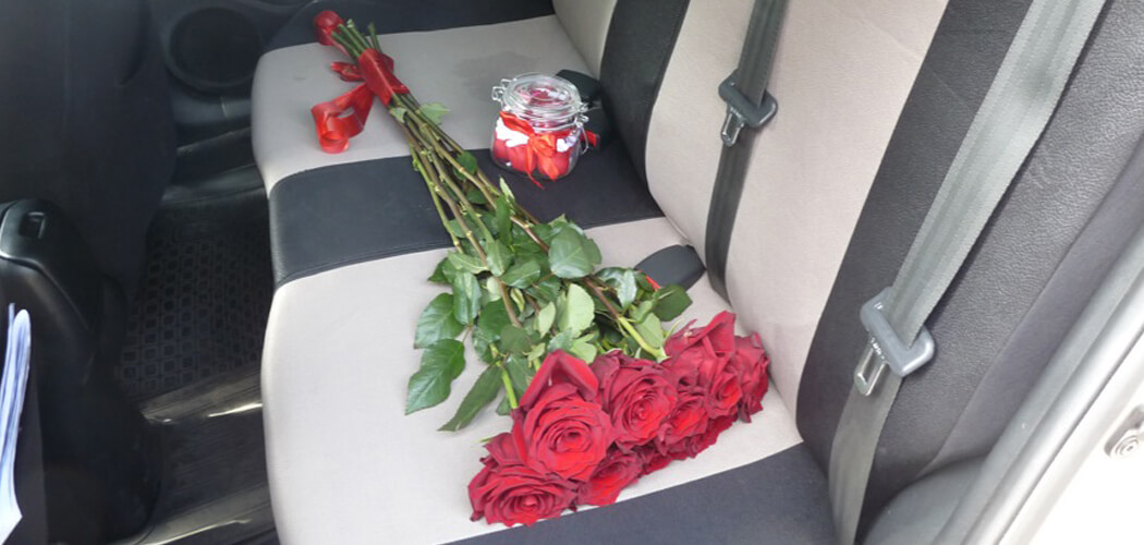 florile într-o mașină pe un scaun